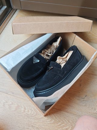 Mocasines negros ante plataforma