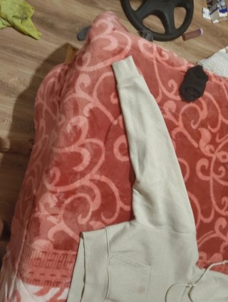 Sudadera beige con capucha y bolsillo