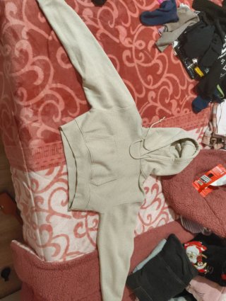 Sudadera beige con capucha y bolsillo