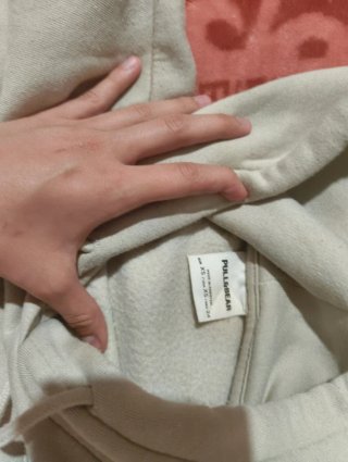 Sudadera beige con capucha y bolsillo