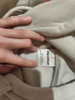 Sudadera beige con capucha y bolsillo