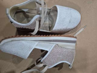Sandalias Beige y Blancas Talla 36