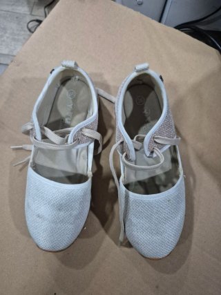 Sandalias Beige y Blancas Talla 36