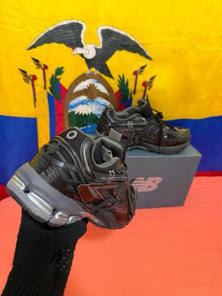 Zapatillas New Balance Negras y Grises talla 41.5