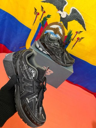 Zapatillas New Balance Negras y Grises talla 41.5