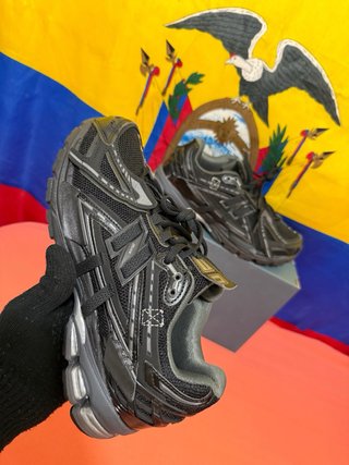 Zapatillas New Balance Negras y Grises talla 41.5