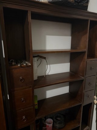 Mueble de madera maciza