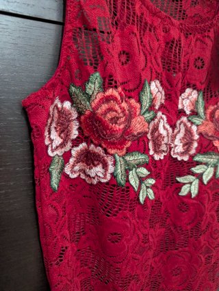 Body de encaje con bordado floral