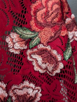 Body de encaje con bordado floral