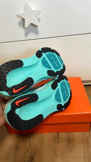 Nike Vomero 18 Talla 43