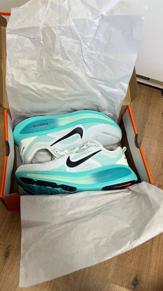 Nike Vomero 18 Talla 43