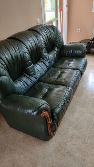 Sofá de piel verde oliva