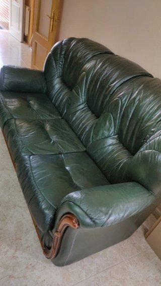 Sofá de piel verde oliva