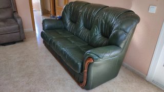 Sofá de piel verde oliva