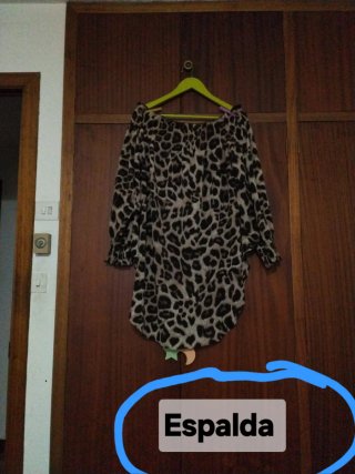 Blusa asimétrica hom/esp descubiertos, de leopardo