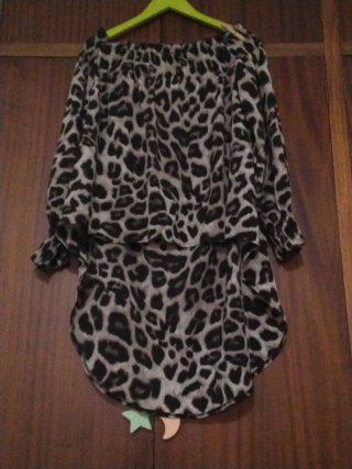 Blusa asimétrica hom/esp descubiertos, de leopardo