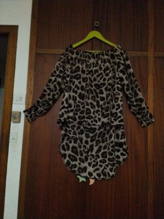 Blusa asimétrica hom/esp descubiertos, de leopardo