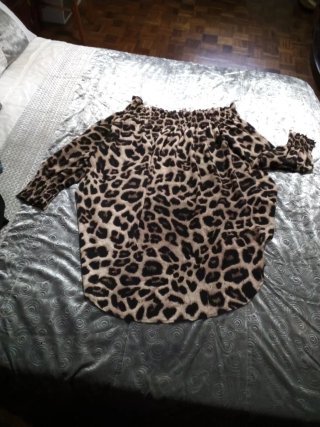 Blusa asimétrica hom/esp descubiertos, de leopardo