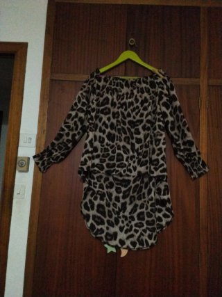 Blusa asimétrica hom/esp descubiertos, de leopardo