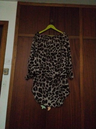 Blusa asimétrica hom/esp descubiertos, de leopardo