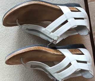 Sandalias blancas con cremallera