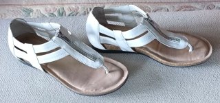 Sandalias blancas con cremallera