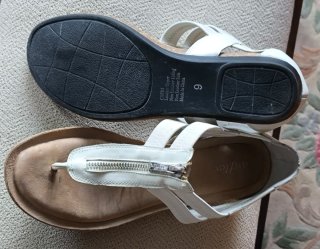 Sandalias blancas con cremallera