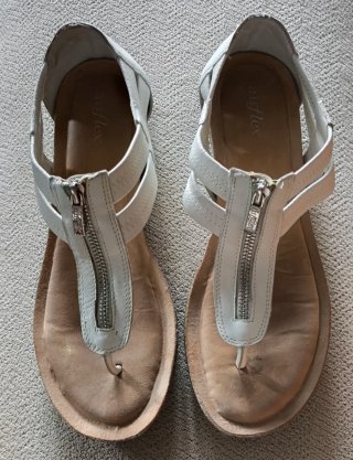 Sandalias blancas con cremallera