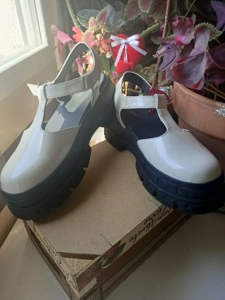 Sandalias plataforma blancas y negras