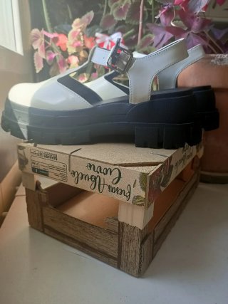 Sandalias plataforma blancas y negras