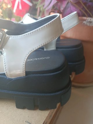 Sandalias plataforma blancas y negras