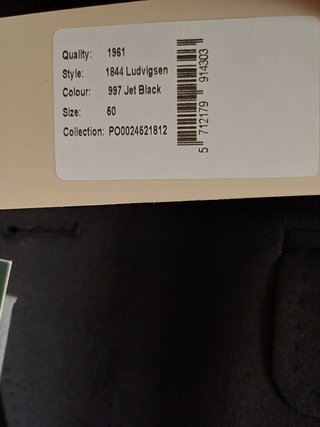 Traje negro Bertoni y camisa Hugo Boss nuevo