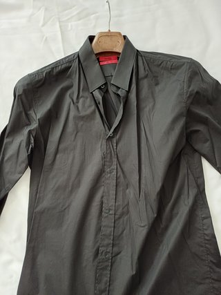 Traje negro Bertoni y camisa Hugo Boss nuevo