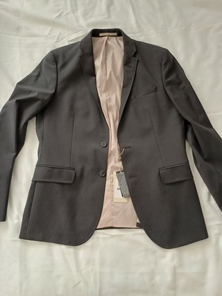 Traje negro Bertoni y camisa Hugo Boss nuevo