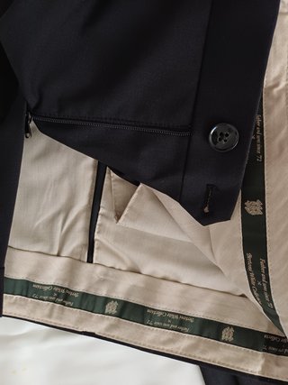 Traje negro Bertoni y camisa Hugo Boss nuevo