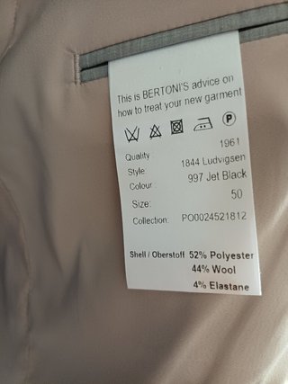 Traje negro Bertoni y camisa Hugo Boss nuevo