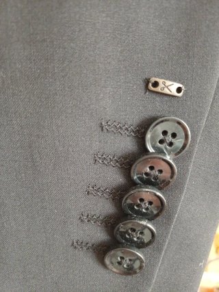 Traje negro Bertoni y camisa Hugo Boss nuevo