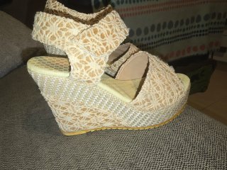 Tacones de cuña beige y dorados talla 35