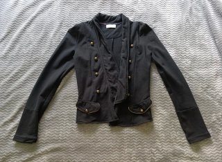 Chaqueta negra estilo militar