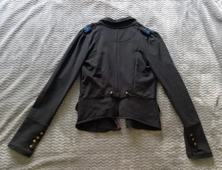 Chaqueta negra estilo militar