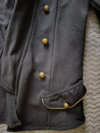 Chaqueta negra estilo militar