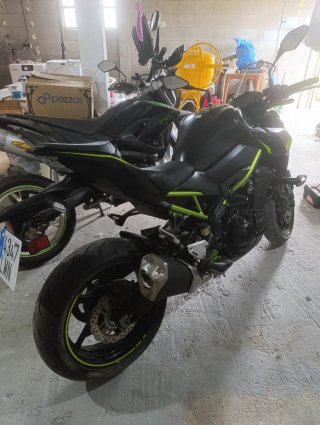 Kawasaki Z900 Negra y Verde