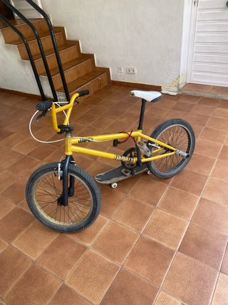 Bicicleta BMX Amarilla