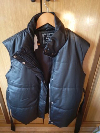 Chaleco negro acolchado sin mangas