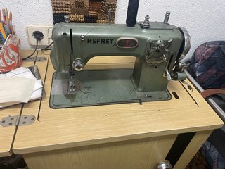 Máquina de coser Refrey con mueble