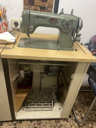 Máquina de coser Refrey con mueble