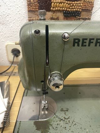 Máquina de coser Refrey con mueble