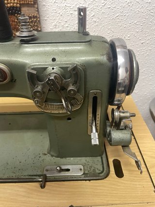 Máquina de coser Refrey con mueble