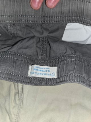 Confezione di due pantaloncini per bambini beige e grigi