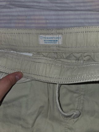 Confezione di due pantaloncini per bambini beige e grigi